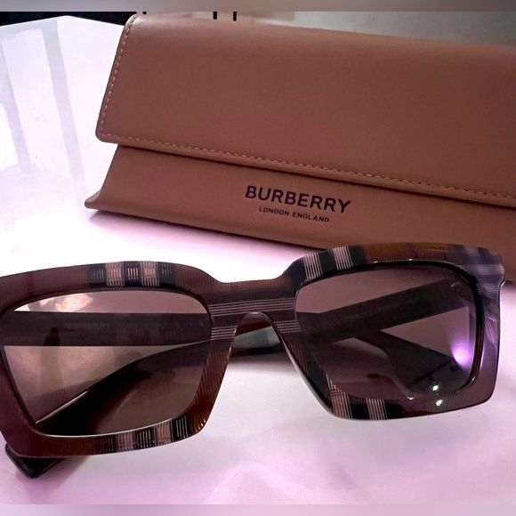 BURBERRY Sunnies! 😎 (Authentic) - Picture 1 of 10